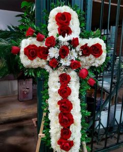 Cruz de Condolencias de Rosas Rojas