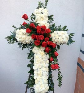 Cruz de Condolencias de Rosas Rojas